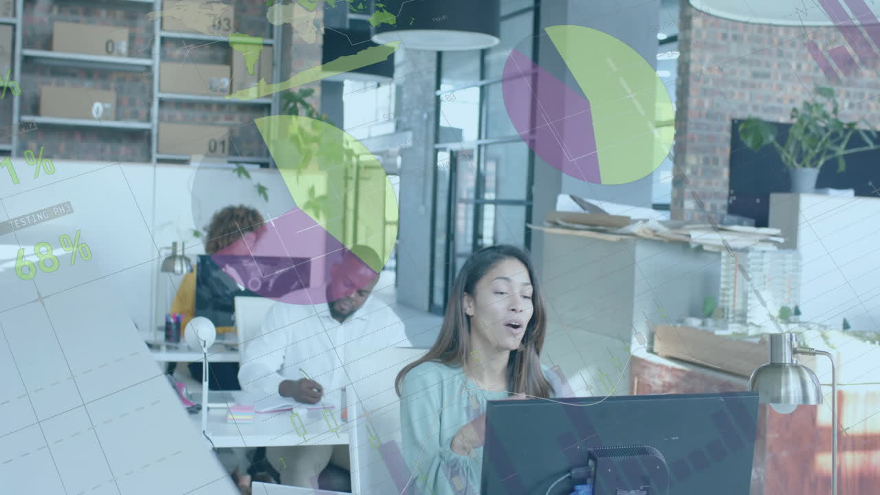 사무실에서 두 인종의 사업가에 대한 금융 데이터 처리의 애니메이션