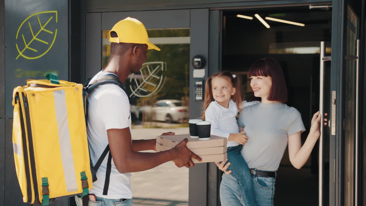 entrega de pizza a una familia feliz
