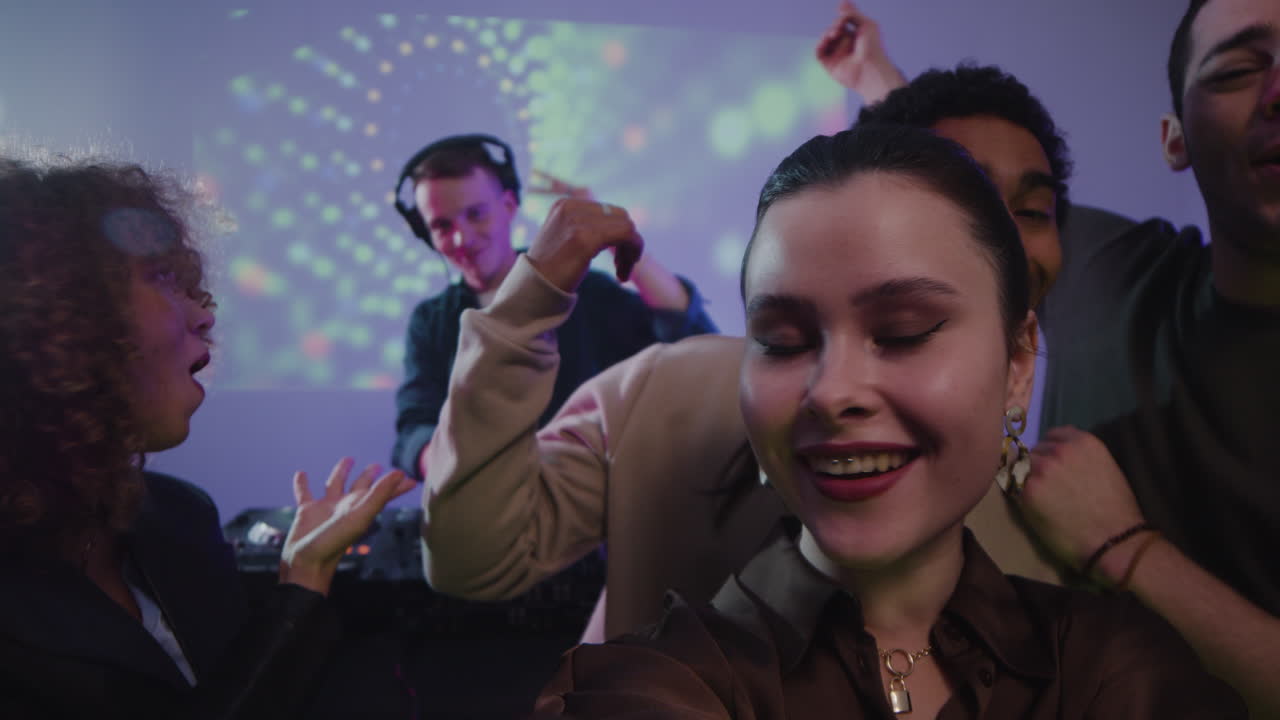 amigos tomando fotos de sí mismos