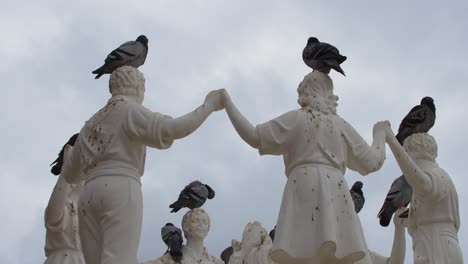 Palomas-Posadas-En-Unas-Estatuas-Danzantes