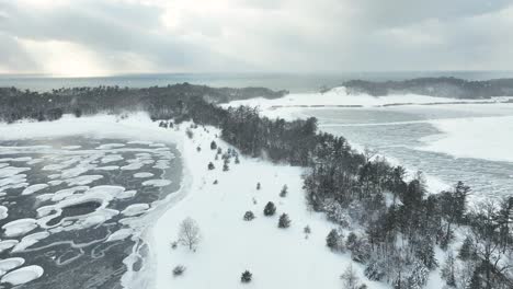 una fuerte tormenta de nieve rodando a través del lago michigan.