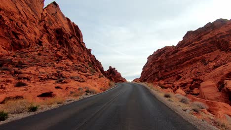 Carreteras-De-Montaña-Que-Serpentean-Hacia-El-Sudoeste-Y-Recorrido-Panorámico-Desde-El-Valle-Del-Fuego-En-Nevada