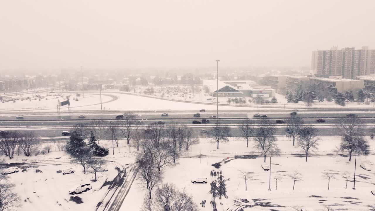작은 제설기의 하향식 전망과 함께 고속도로 폭설의 공중 전방 전망