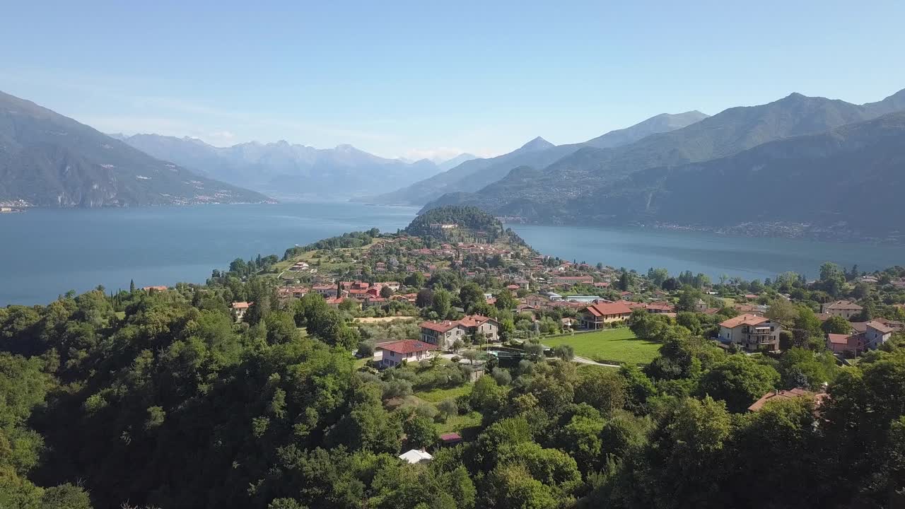 hermoso lago y cordillera con un pequeño pueblo en italia, bellagio en lago di como