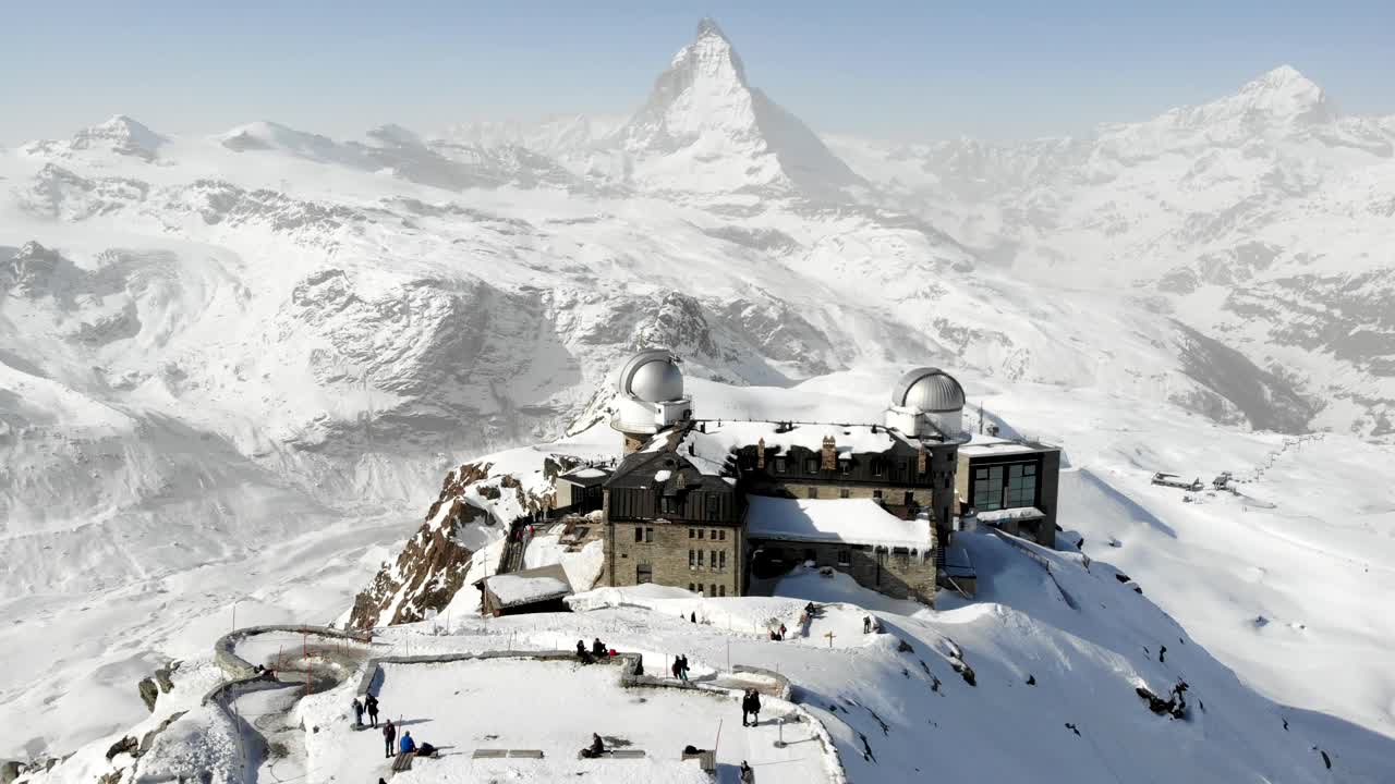 sobrevuelo aéreo lejos de gornergrat con vistas al matterhorn durante el invierno