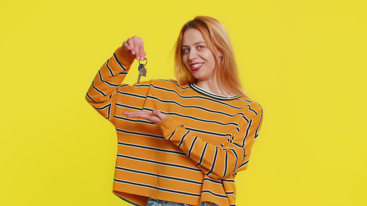 mujer caucásica agente inmobiliario mostrando las llaves de una nueva casa casa apartamento compra alquiler de propiedad