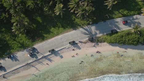 Luftaufnahme-Von-Touristischen-Golfwagen-Am-Strand