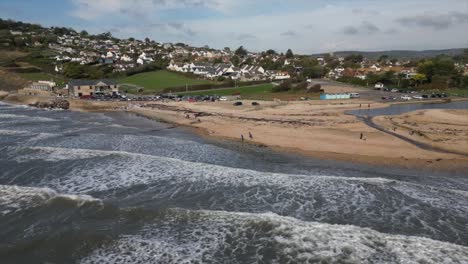 Große-Wellen,-Die-Auf-Den-Strand-Von-Charmouth,-Großbritannien,-Schlagen