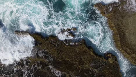 Felsige-Küstenformation-Am-Strand-Von-Arecibo-Puerto-Rico-Mit-Wellen,-Die-Auf-Die-Felsen-Schlagen