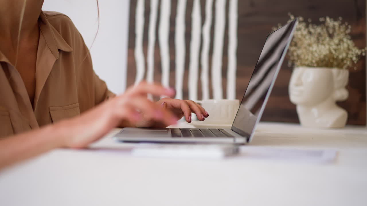 mujer hace cálculos en el teclado numérico en la oficina