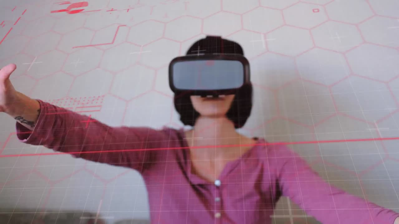rastros de luz sobre formas hexagonales contra mujer caucásica gesticulando mientras usa auriculares vr