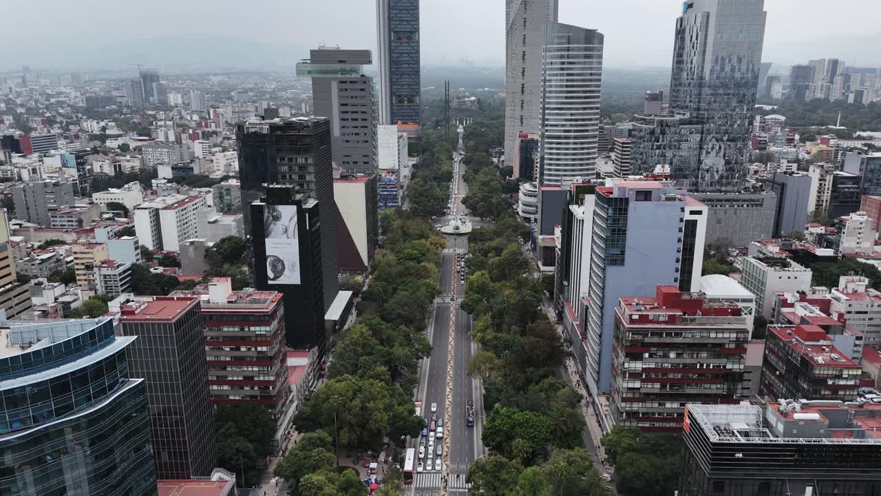 Slow motion aerial view of a roundabout on Paseo de la Reforma, CDMX