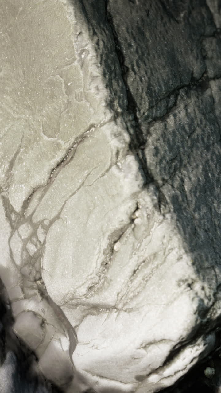 cerca de una piedra agrietada