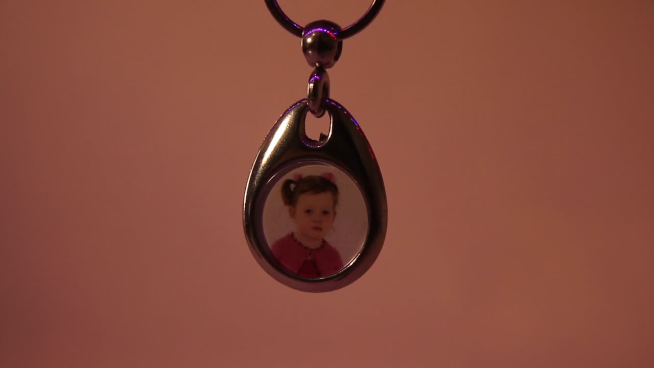Close Up of the Hanging Child's Photo in Metal Souvenir Keychain-1
