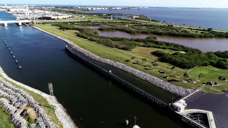 Ein-Boot-Fährt-Durch-Die-Schleuse-Von-Canaveral-Nach-Port-Canaveral,-Florida