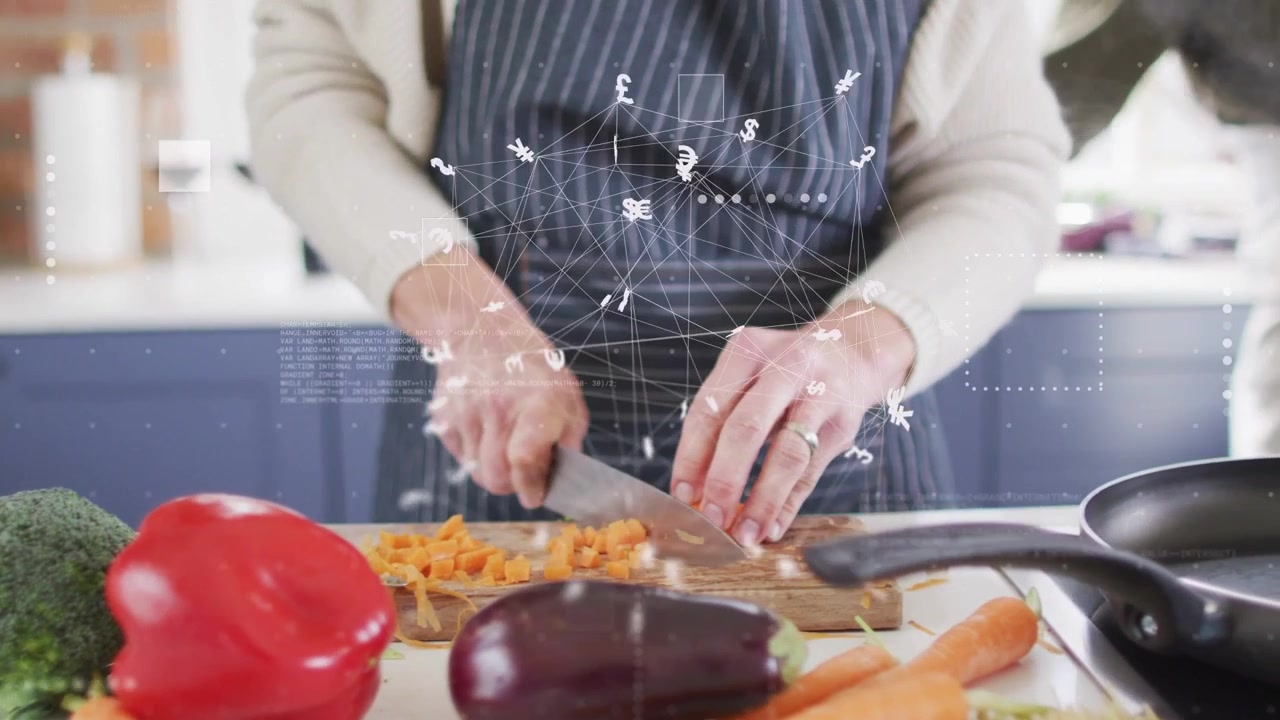 Donna che prende un coltello e taglia una carota a cubetti per la preparazione del cibo in cucina, con linee di rete animate che tracciano le mani.