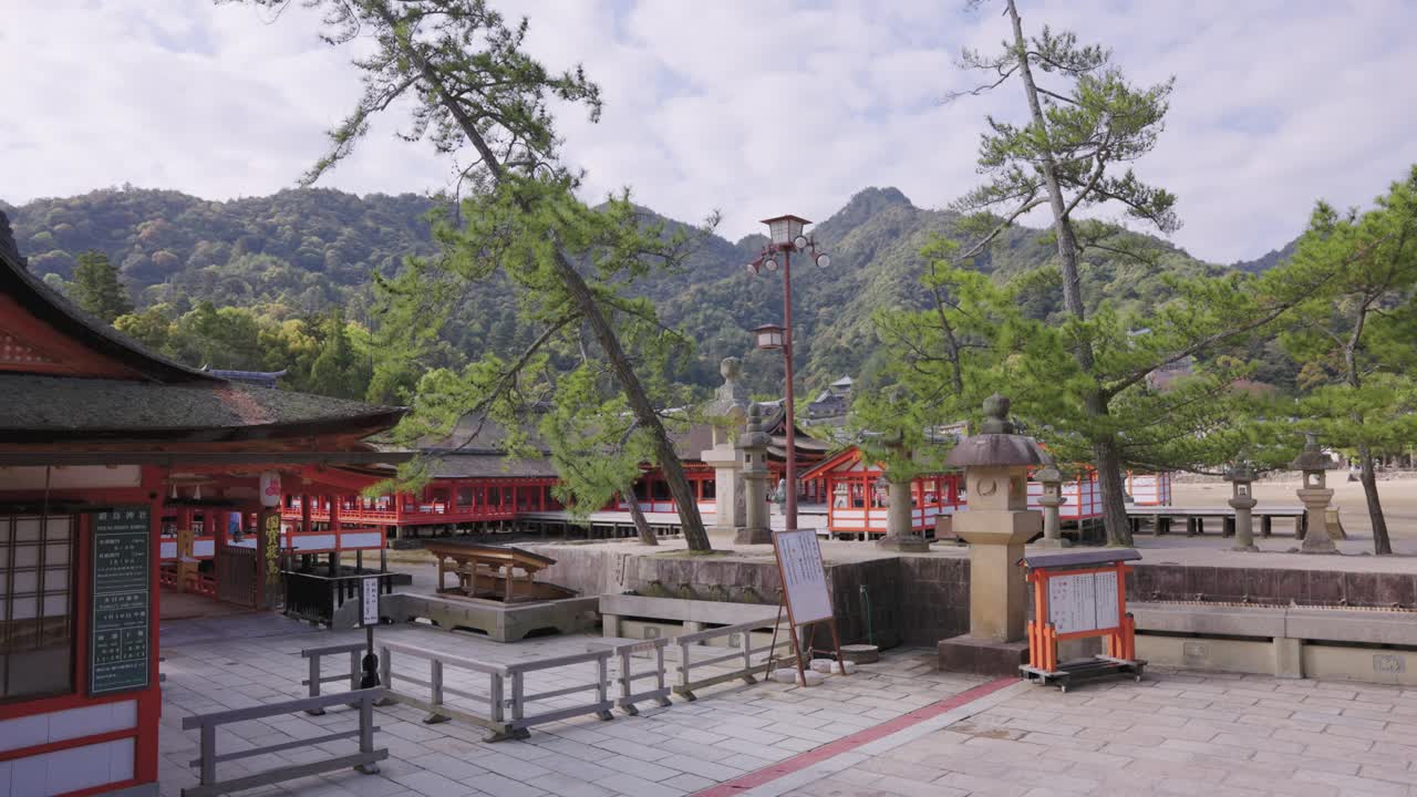 el santuario de itsukushima en hiroshima, no hay gente en la isla de miyajima en hiroshima
