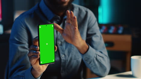 Influencer-Bewertet-Greenscreen-Telefon