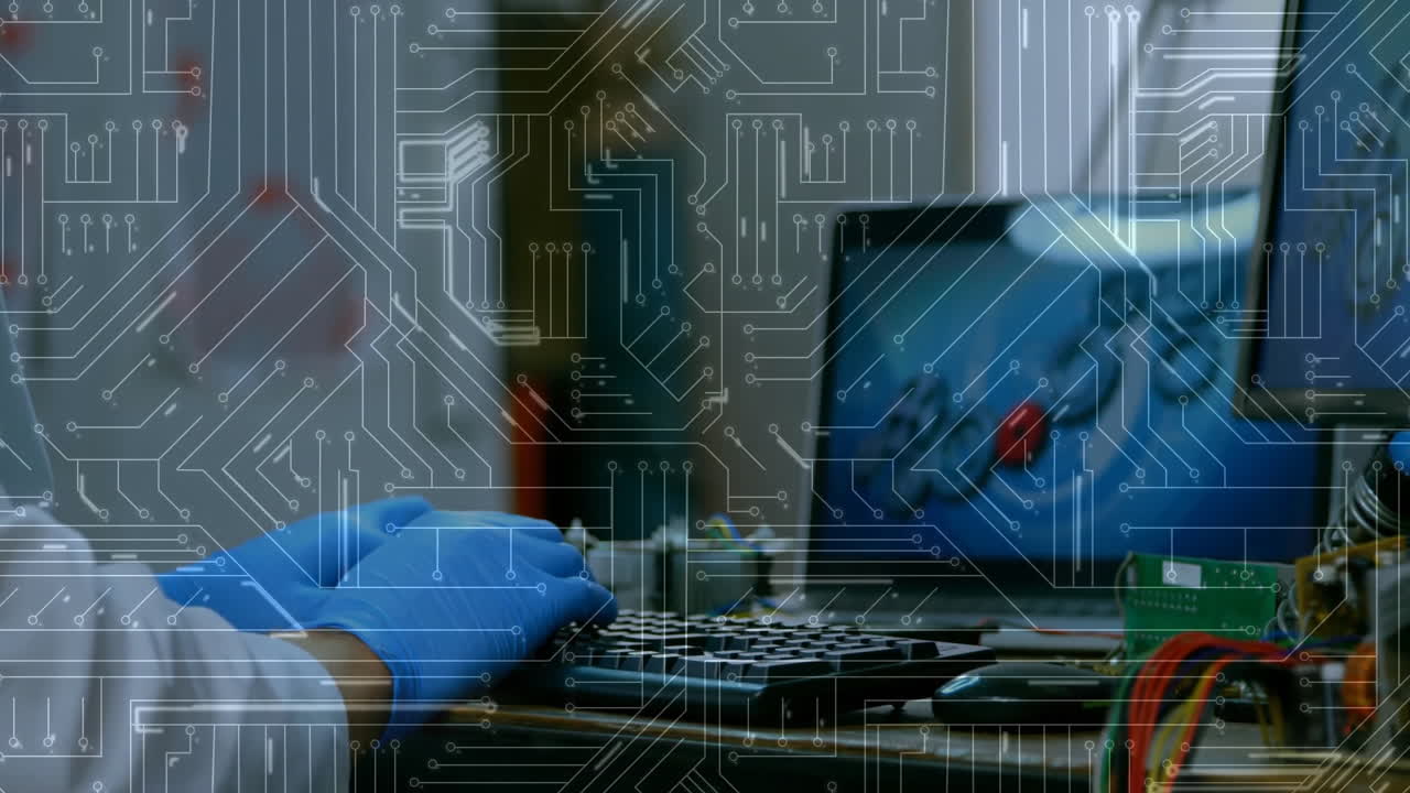 animazione di scheda di circuito su scienziato maschio caucasico che usa il computer in laboratorio