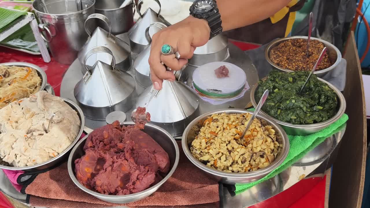 증기 로 만든  과 여러 가지 채우기 들 을 가진 거리 음식 상점