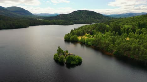 Schottisches-Hochland-Enthüllt:-Luftaufnahmen-Des-Rätselhaften-Loch-An-Eilein-Castle-Und-Des-Waldkiefernwaldes,-Aviemore,-Cairngorms,-Großbritannien