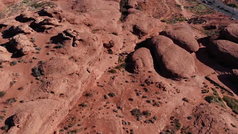 dron dando vueltas al parque de rocas rojas