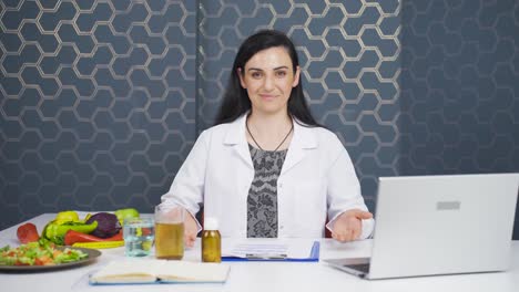 la nutricionista se ríe de la cámara.