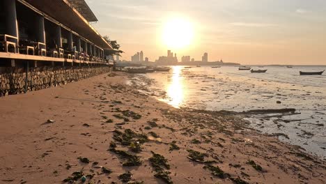 vista del atardecer con barcos y el horizonte de la ciudad