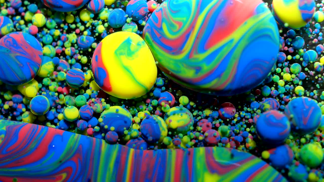 медленное движение яркие цвета пузырьки масло красивая краска цвет вселенной движущийся многоцветный крупный план. акриловая краска. фантастическая поверхность. абстрактная красочная краска метаморфоза структура красочные пузыря