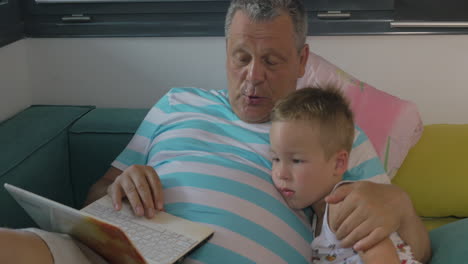 Niño-Y-Abuelo-Usando-Laptop-En-Casa