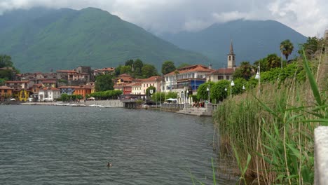 es una ciudad del norte de italia en el lago lago di mergozzo.