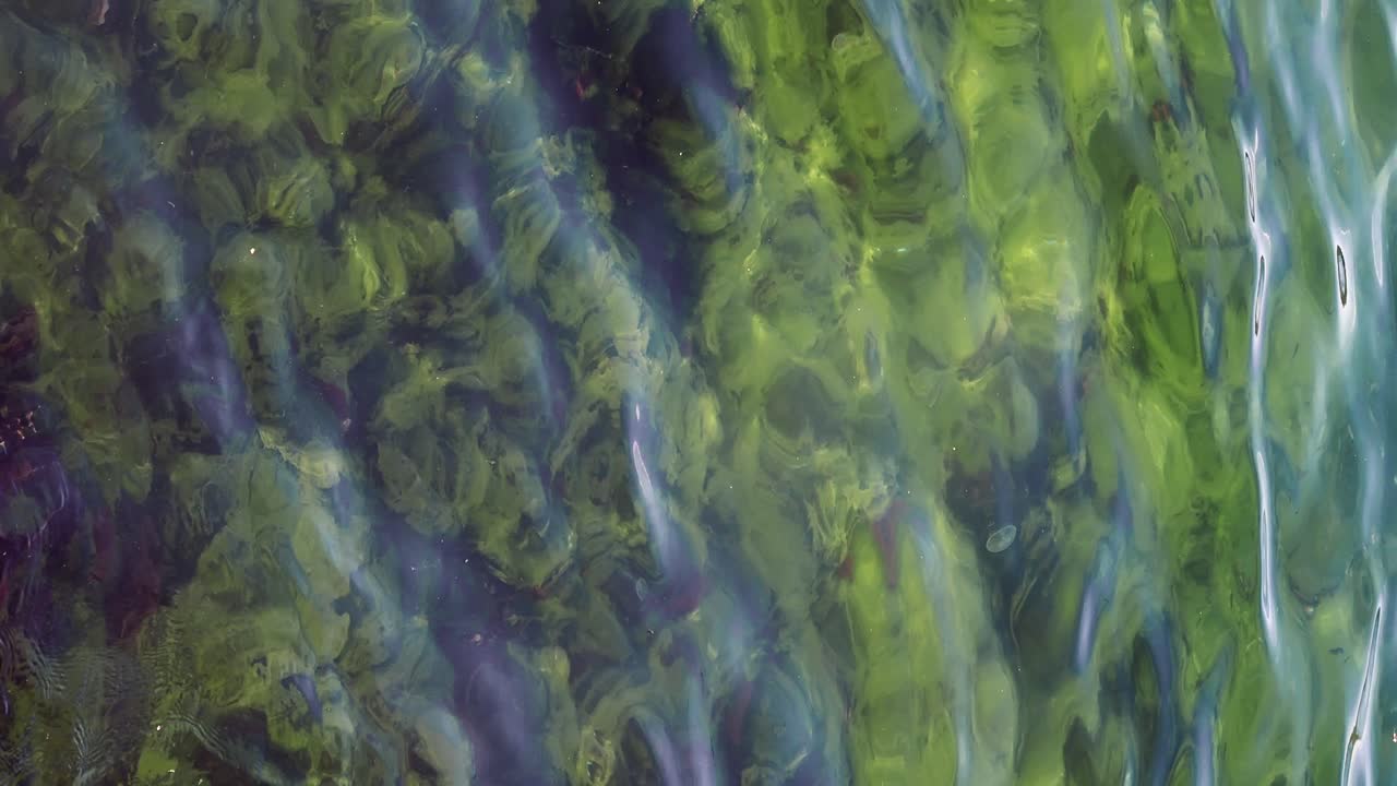 волнистая вода