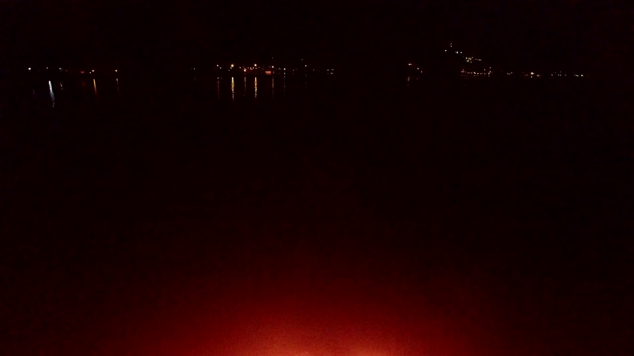 해가 지는 모래 해변에서 춤추는 불 쇼