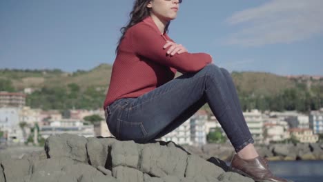 Mädchen-Mit-Sonnenbrille-Posiert-In-Zeitlupe-Am-Meer