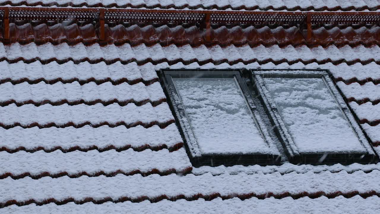 ventanas del techo bajo la nieve (bucle)