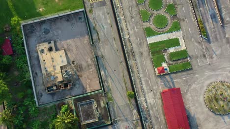 sobrevuelo vertical aéreo y alrededor de la institución de capacitación de conducción al lado del cementerio en seri manjung, perak, malasia, curso de conducción diseñado para que los estudiantes practiquen y desarrollen diferentes habilidades