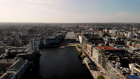 Schöner-Abend-über-Dem-Grand-Canal-Dock,-Dublin-Docklands