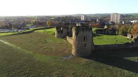 Alte-Feuersteinburg-Mittelalterliches-Erbe-Militär-Walisische-Ruinen-Luftbild-Wahrzeichen-Skyline-Umlaufbahn-Rechts