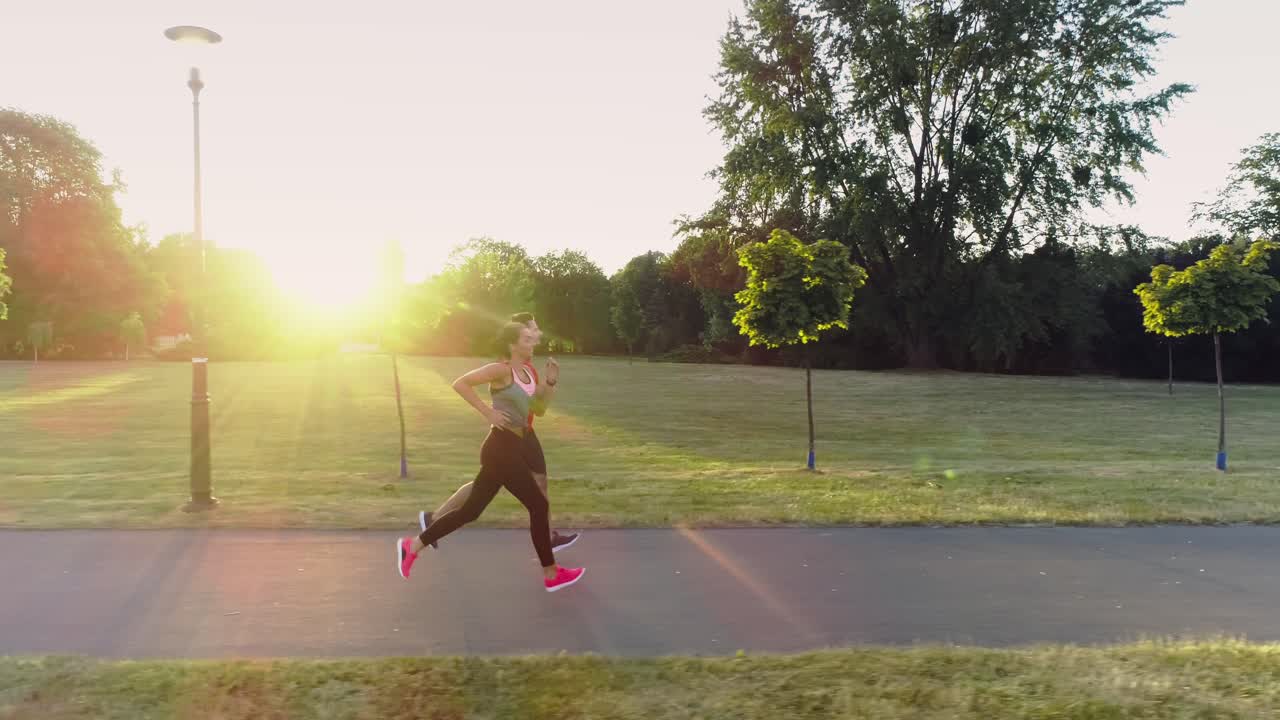 vista de un avión no tripulado de una joven pareja corriendo en el parque, katowice, polonia