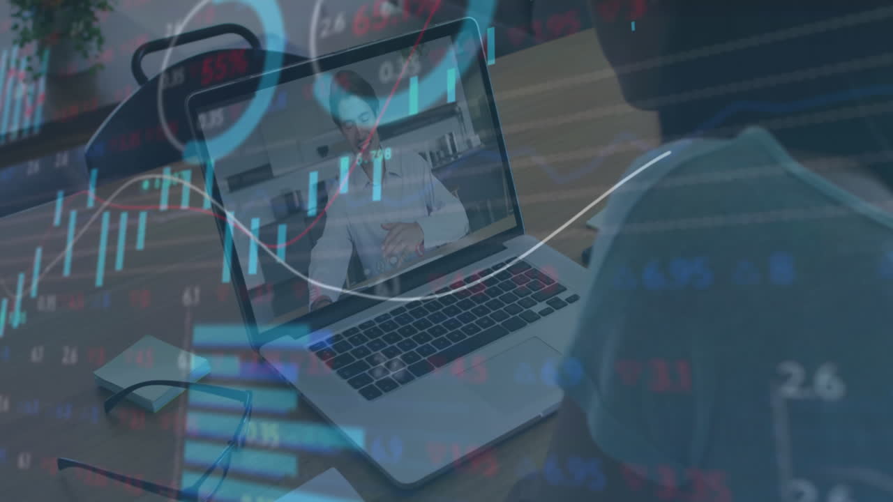 animazione dell'elaborazione dei dati finanziari su una donna d'affari bi-razziale su una videoconferenza portatile in ufficio.