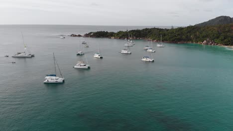 vista aérea de barcos y yates en las aguas turquesas del océano índico alrededor de la digue, una isla de las seychelles