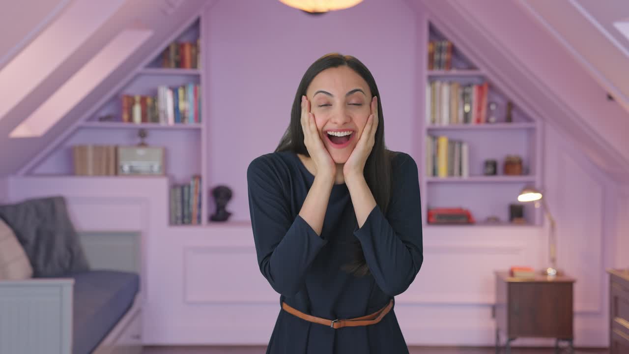 행복한 인디언 소녀가 놀라움을 얻습니다.