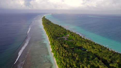 Increíble-Vista-Aérea-De-4k-De-La-Isla-Tropical-Dhigurah-En-Las-Maldivas-Al-Amanecer