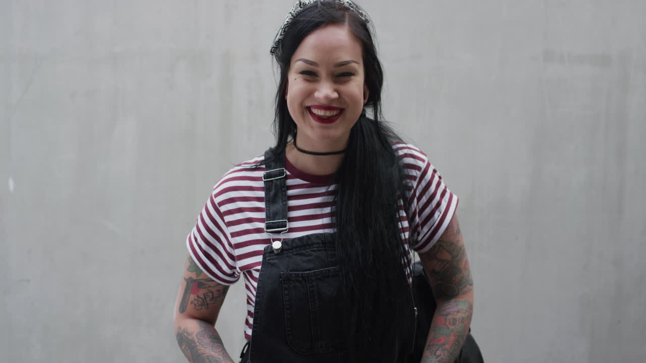 retrato feliz mulher jovem tatuada sorrindo confiante desfrutando estilo de vida urbano independente câmera lenta