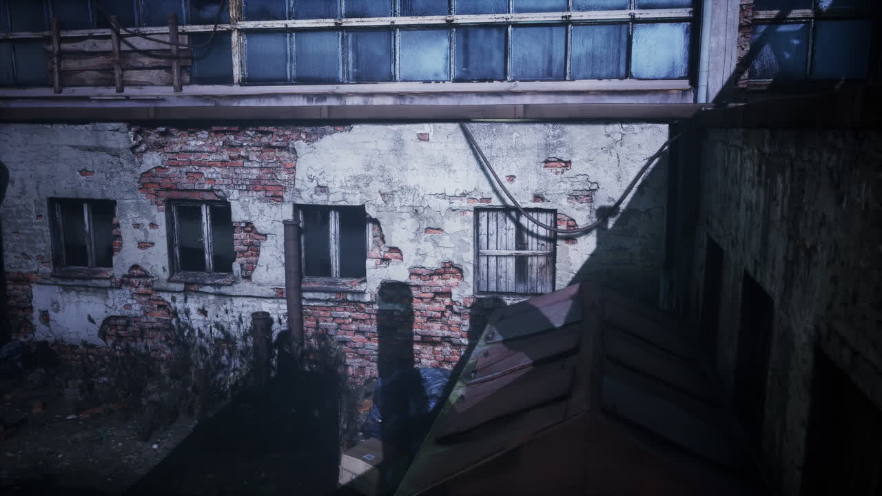 escena nocturna de una fábrica abandonada