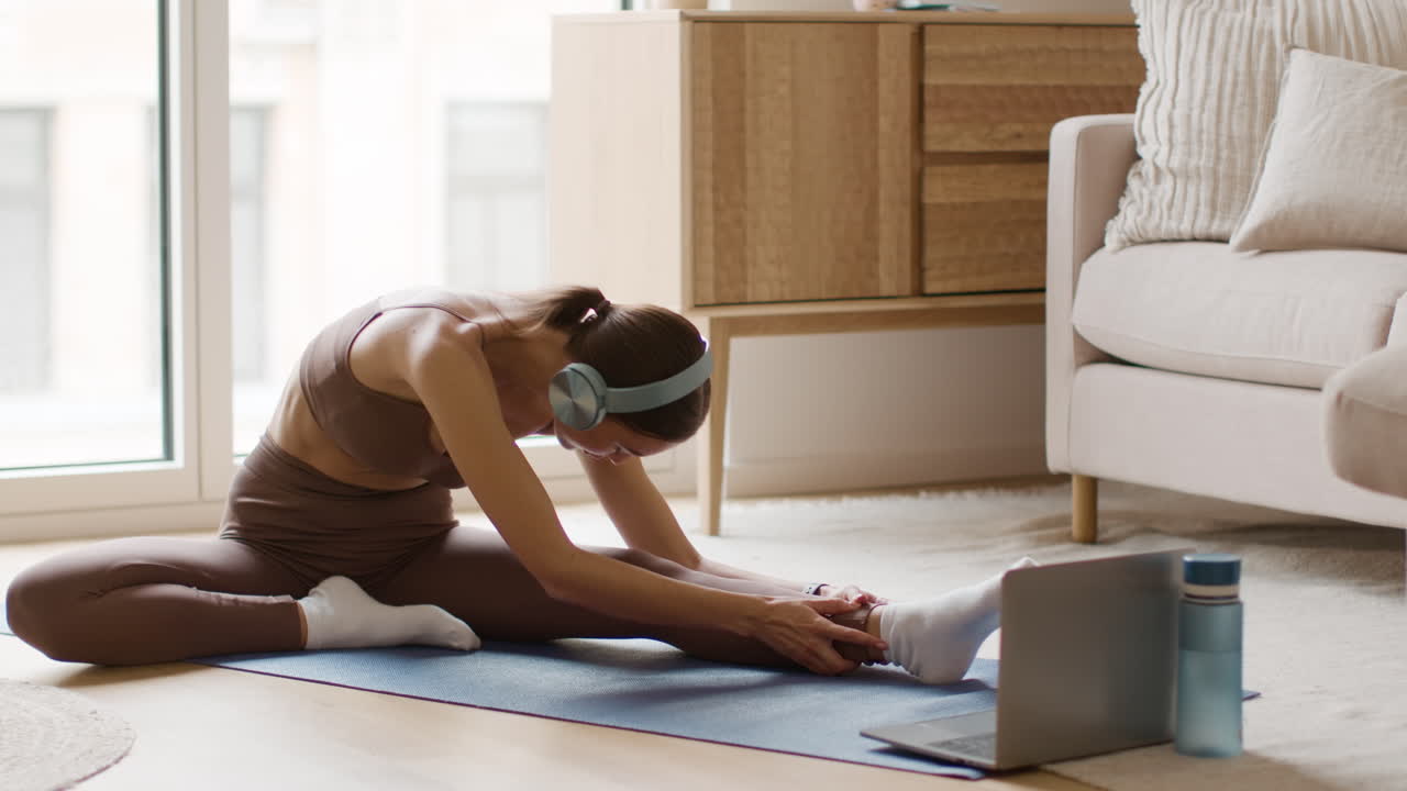 mujer estirándose en casa