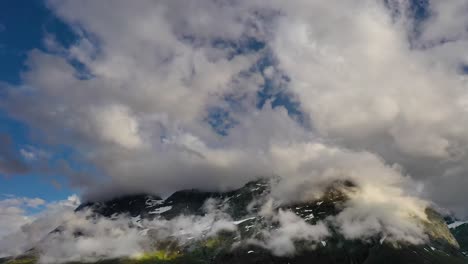 paisaje de vista superior de nubes de montaña. hermosa naturaleza noruega paisaje natural