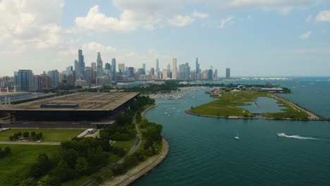 Amplio-ángulo-De-Visión-De-La-Isla-Del-Norte-Con-El-Horizonte-De-La-Ciudad-De-Chicago-En-Segundo-Plano.