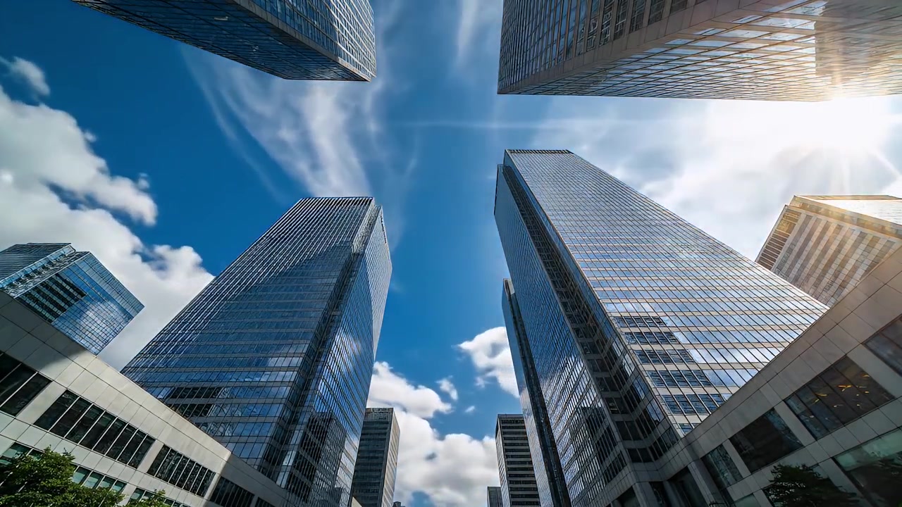 Time-lapse de Nuvens se Movendo Sobre Arranha-céus Modernos no Centro da Cidade