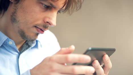 hombre usando una pantalla táctil de computadora en una cafetería